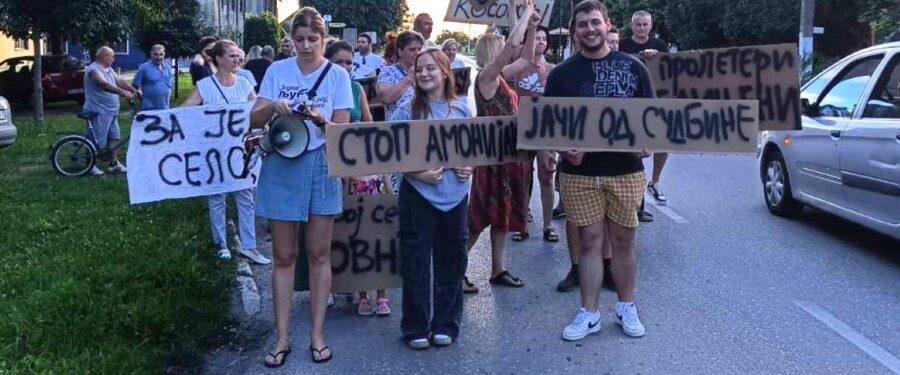 Održan protest u Kačarevu zbog zagađenja iz farme svinja